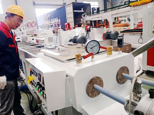 一出二pvc穿線管生產(chǎn)線試機與pvc仿大理石板生產(chǎn)線裝柜發(fā)貨同時進行中。。。。。。